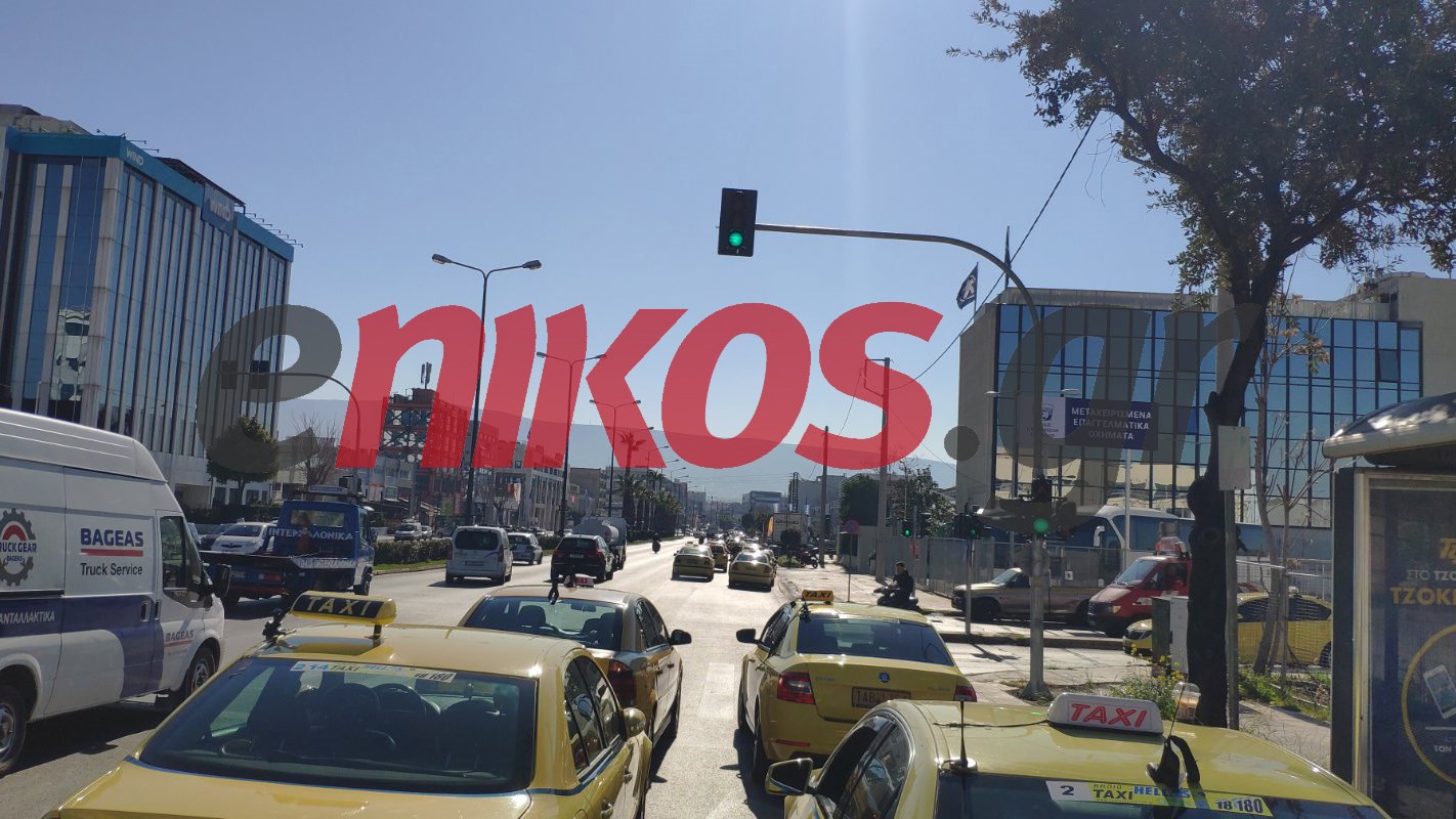 Στους δρόμους οι ιδιοκτήτες ταξί – Διαμαρτυρία στο υπουργείο Οικονομικών – ΦΩΤΟ και ΒΙΝΤΕΟ αναγνώστη