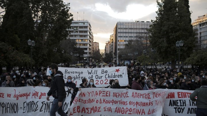 Πελώνη: Είναι ανεύθυνο να γίνονται πορείες – Πρόστιμο σε περίπτωση ελέγχου
