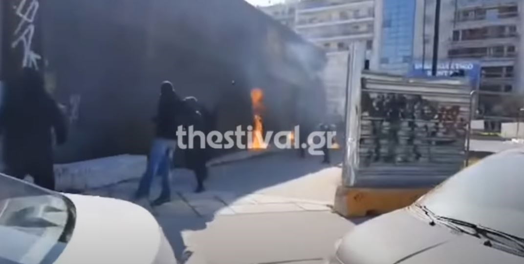 Θεσσαλονίκη: Επίθεση με μολότοφ σε διμοιρία των ΜΑΤ – ΦΩΤΟ & ΒΙΝΤΕΟ