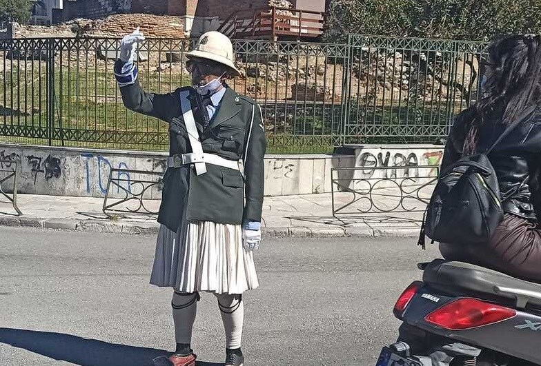 Μία διαφορετική τσικνοπέμπτη στην Πάτρα: Τροχονόμος-Τσολιάς ρύθμιζε την κυκλοφορία – ΒΙΝΤΕΟ