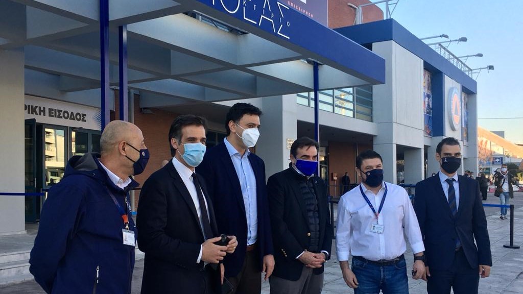 Κικίλιας και Σχοινάς επισκέφτηκαν το εμβολιαστικό κέντρο “Προμηθέας”