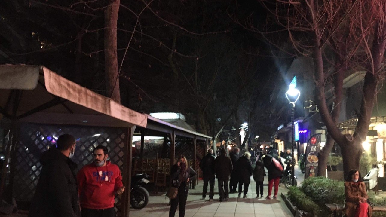 Σεισμός στην Ελασσόνα: Στους δρόμους ξανά οι Λαρισαίοι – ΦΩΤΟ