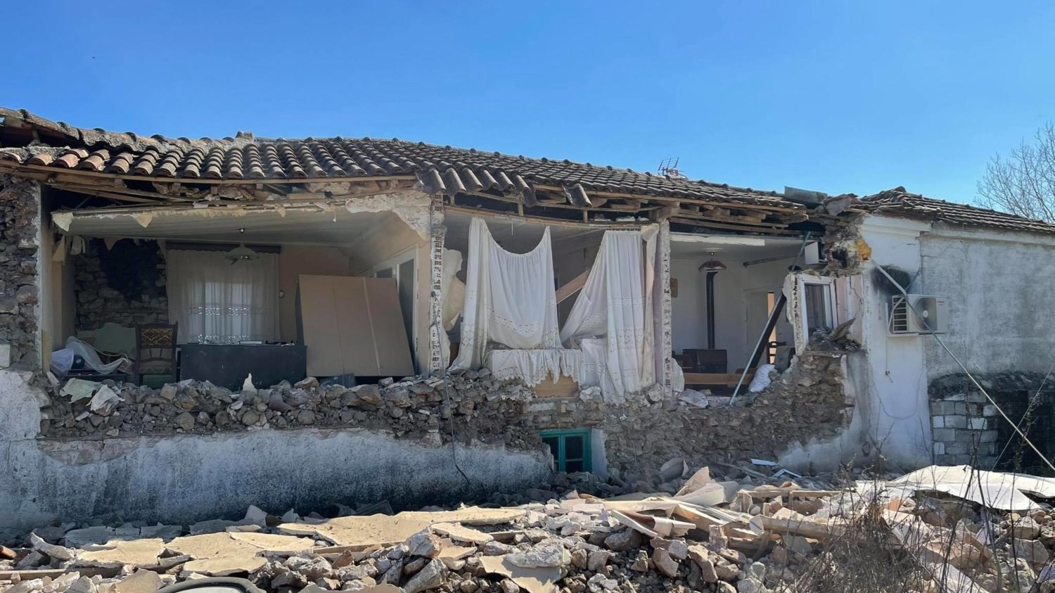 Σεισμός: “Βούλιαξε” η γη στην Ελασσόνα – 40 εκατοστά εδαφική καθίζηση προκάλεσε ο Εγκέλαδος