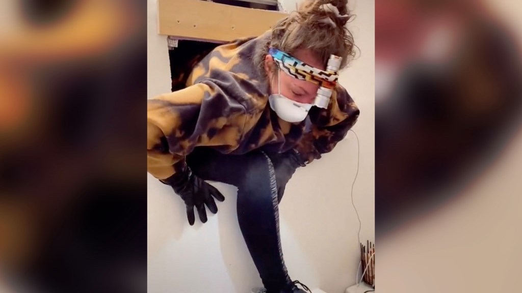 Ανακάλυψε κρυφό δωμάτιο πίσω από τον τοίχο του μπάνιου της – Τα ΒΙΝΤΕΟ που έγιναν viral