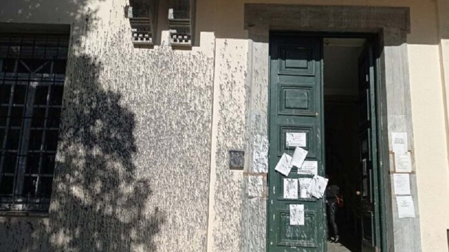 Καταδρομική επίθεση με μπογιές στο Δικαστικό Μέγαρο Βόλου – ΦΩΤΟ