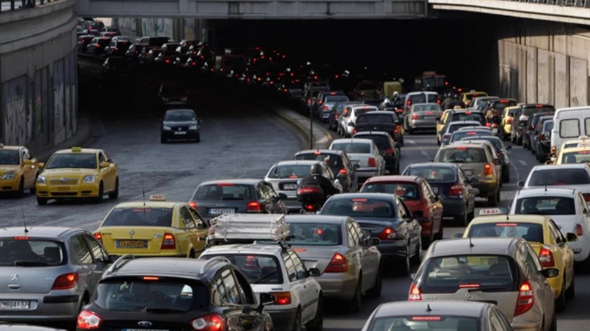 Καραμπόλα με τέσσερα ΙΧ και λεωφορείο στην Κηφισίας