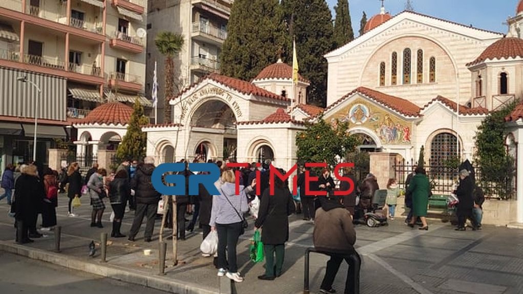 Κορονοϊός – Θεσσαλονίκη: «Βούλιαξε» από κόσμο προαύλιο εκκλησίας λόγω του Ψυχοσάββατου