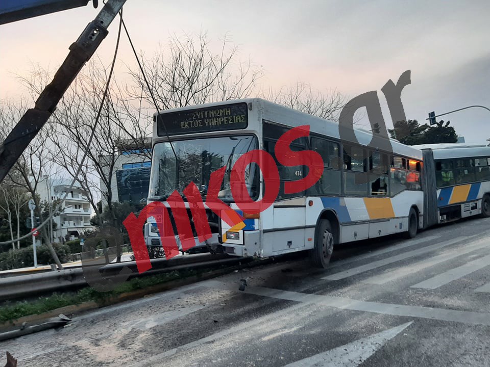 Σοβαρό τροχαίο στην Κηφισίας: Λεωφορείο πέρασε στο αντίθετο ρεύμα και “καβάλησε” τις διαχωριστικές μπάρες – ΦΩΤΟ