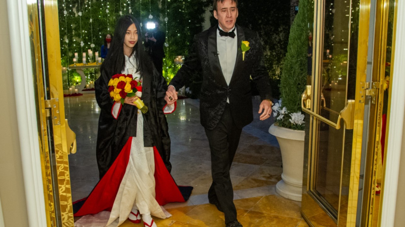 Παντρεύτηκε ο Νίκολας Κέιτζ… για πέμπτη φορά – Τα 31 χρόνια διαφορά και το νυφικό – κιμονό – ΦΩΤΟ