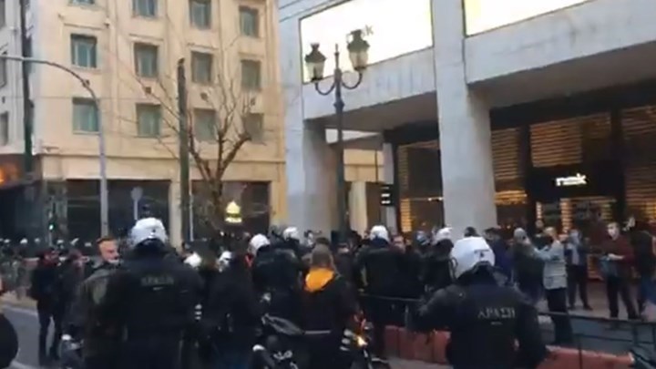 Δημήτρης Κουφοντίνας: Ένταση και χημικά στη συγκέντρωση στο Σύνταγμα