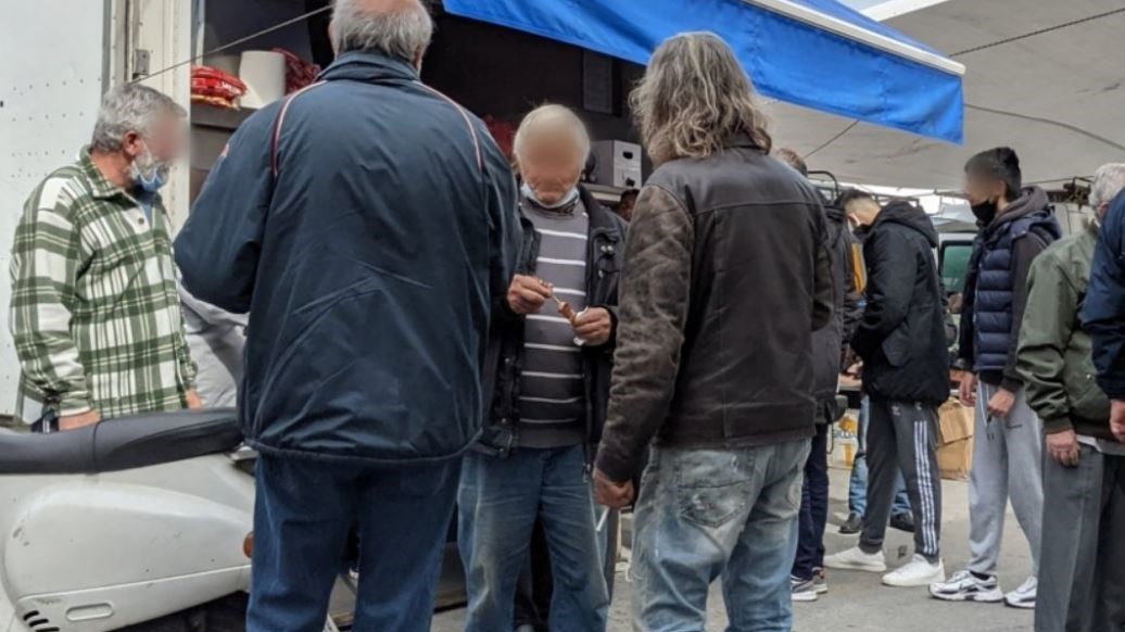Κορονοϊός – Ηράκλειο: Εικόνες συνωστισμού, μπύρες και σουβλάκια σε λαϊκή αγορά παρά το “βαθύ κόκκινο”