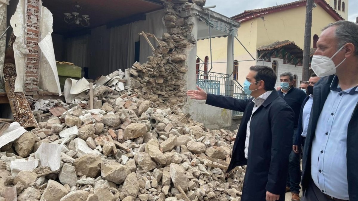 Στο Δαμάσι ο Αλέξης Τσίπρας: Επίσκεψη στις σεισμόπληκτες περιοχές – ΦΩΤΟ