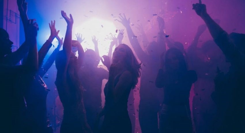 Πάτρα: Κορονο-πάρτι με περισσότερα από 100 άτομα στην Οβρυά