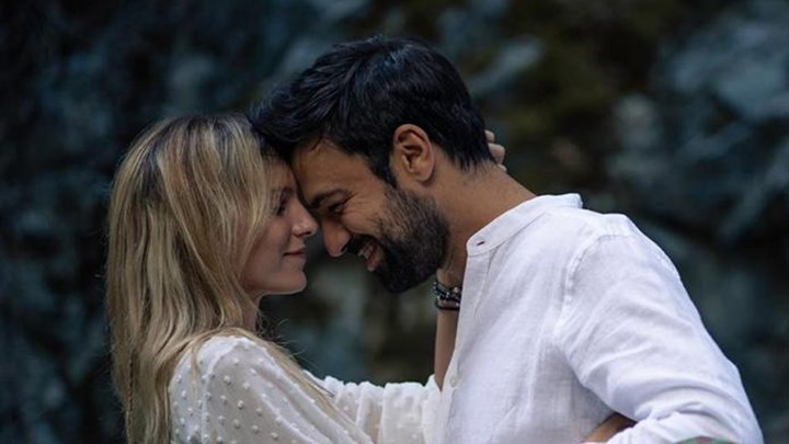 8 Λέξεις: “Πόλεμος” για Άκη και Αιμίλιο – Για γάμο ετοιμάζεται η Σμαράγδα με τον Σίμο