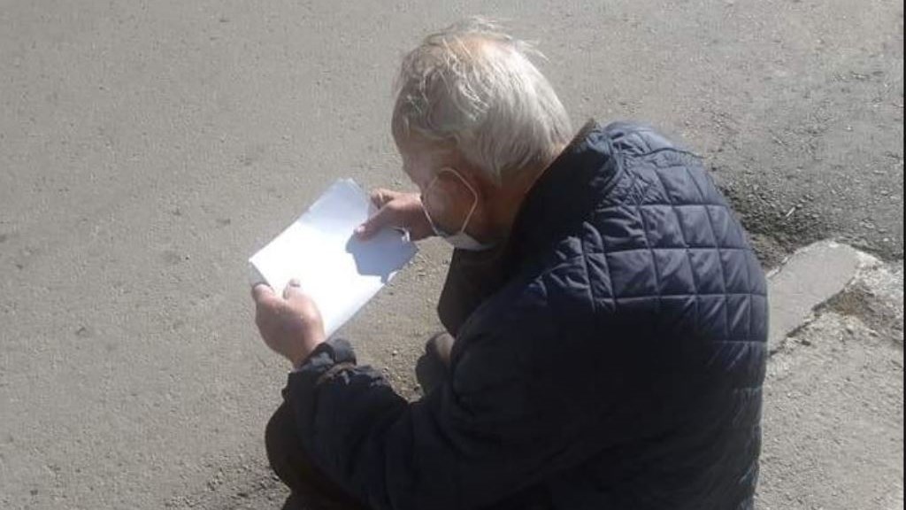 Λέσβος: Παράτησαν 94χρονο που “νίκησε” τον κορονοϊό στη μέση του δρόμου – Τι καταγγέλλεται