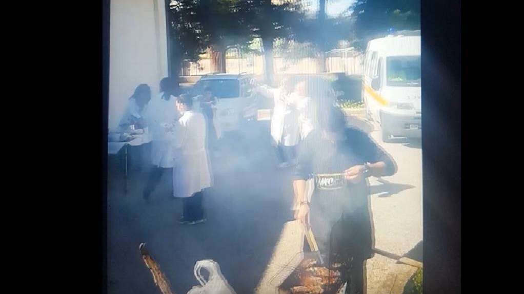 Κέντρο Υγείας Γαλατά: «Έστησαν» κορονοπάρτι την Τσικνοπέμπτη με τα… όλα του – ΒΙΝΤΕΟ