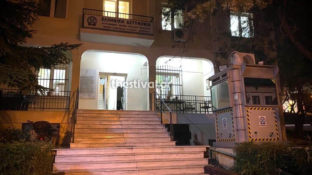 Θεσσαλονίκη: Άγνωστοι φώναξαν συνθήματα και πέταξαν πέτρα κατά του αστυνομικού τμήματος στην Πυλαία