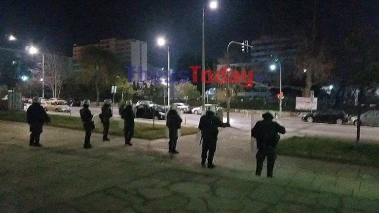 Θεσσαλονίκη: Ένταση έξω από το ΑΠΘ – Αποχώρησαν οι αστυνομικές δυνάμεις – ΦΩΤΟ – ΒΙΝΤΕΟ