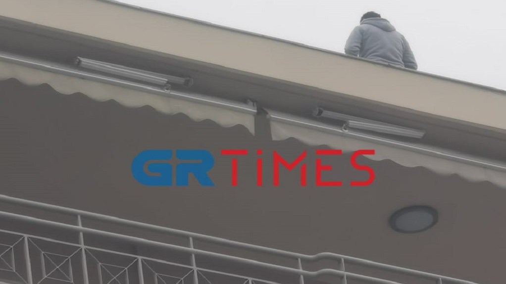Συναγερμός στη Θεσσαλονίκη: Άνδρας απειλεί να πηδήξει από τον έκτο όροφο – ΦΩΤΟ – ΒΙΝΤΕΟ