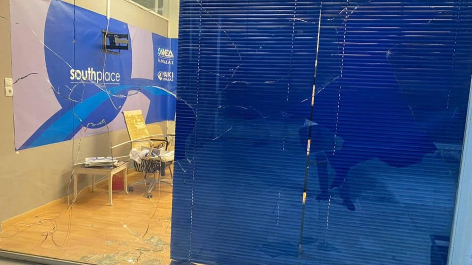 Επίθεση στα γραφεία της ΟΝΝΕΔ Γλυφάδας – ΦΩΤΟ