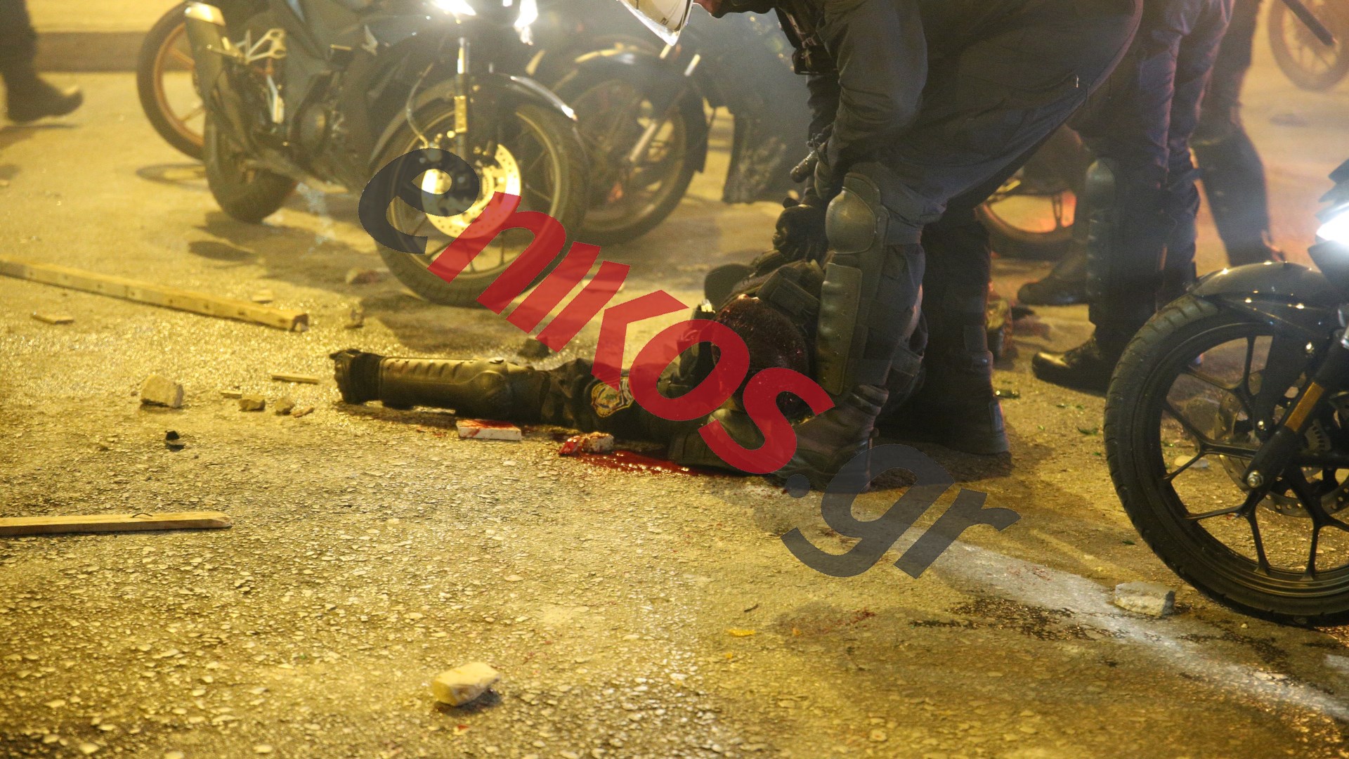 Νέα Σμύρνη: Φωτογραφίες-ντοκουμέντα από τον τραυματισμό του αστυνομικού