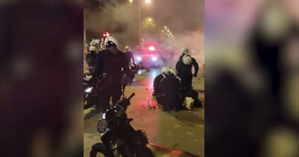 Νέα Σμύρνη: Οι εικόνες που έδωσε στη δημοσιότητα η ΕΛ.ΑΣ. – Τα επεισόδια και η επίθεση στον αστυνομικό