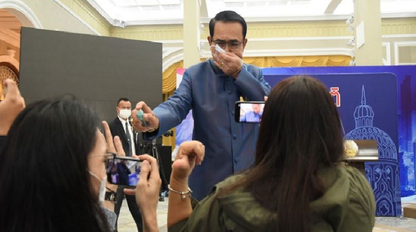 Ο Πρωθυπουργός της Ταϊλάνδης ψέκασε δημοσιογράφους με αντισηπτικό –  Η ερώτηση που τον ενόχλησε – ΒΙΝΤΕΟ