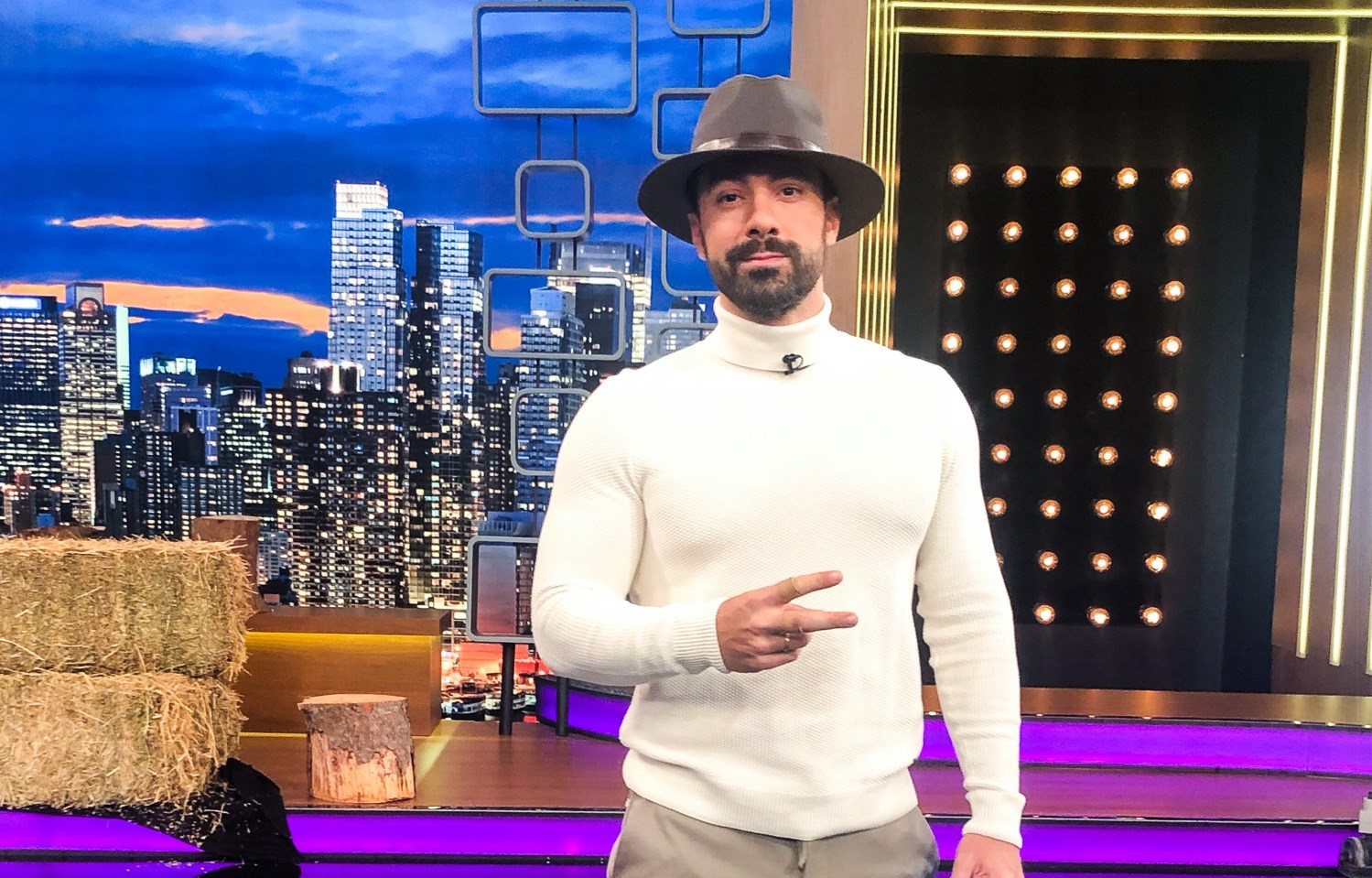 Σάκης Τανιμανίδης: Πώς βιώνει την εγκυμοσύνη της Χριστίνας Μπόμπα – Τι λέει για τη “Φάρμα”- ΒΙΝΤΕΟ