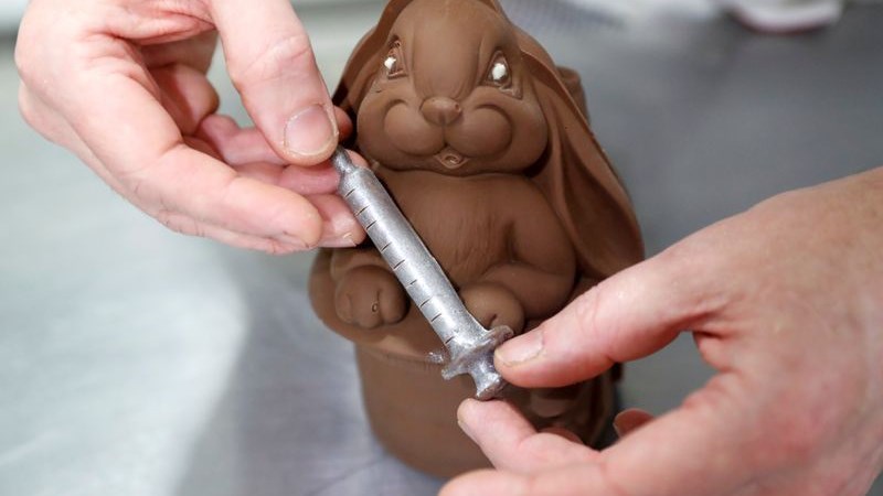 Ουγγαρία: Πασχαλινά σοκολατένια λαγουδάκια κρατούν σύριγγες εμβολίων – ΦΩΤΟ