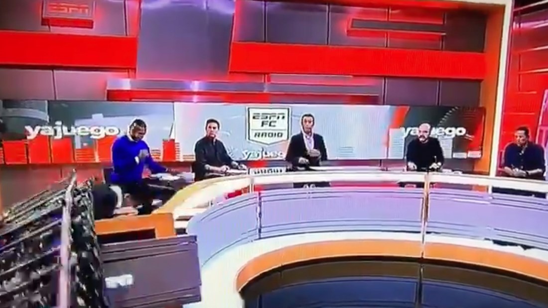 Σοκαριστικό ατύχημα on air: Γιγαντοοθόνη καταπλάκωσε δημοσιογράφο σε live μετάδοση