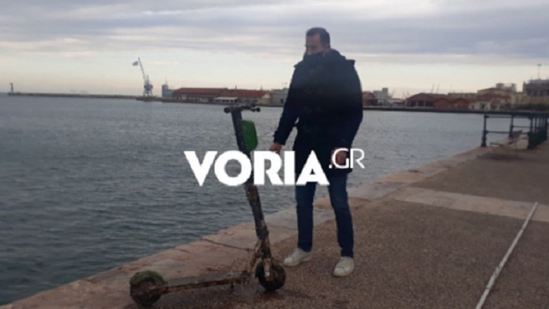 Η άμπωτη στη Θεσσαλονίκη έβγαλε στην επιφάνεια ηλεκτρικά πατίνια από τον βυθό του Θερμαϊκού-ΒΙΝΤΕΟ