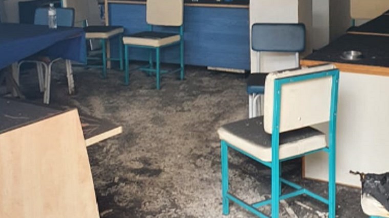 Επίθεση με μολότοφ στα γραφεία της τοπικής οργάνωσης της ΝΔ στα Πετράλωνα – ΦΩΤΟ