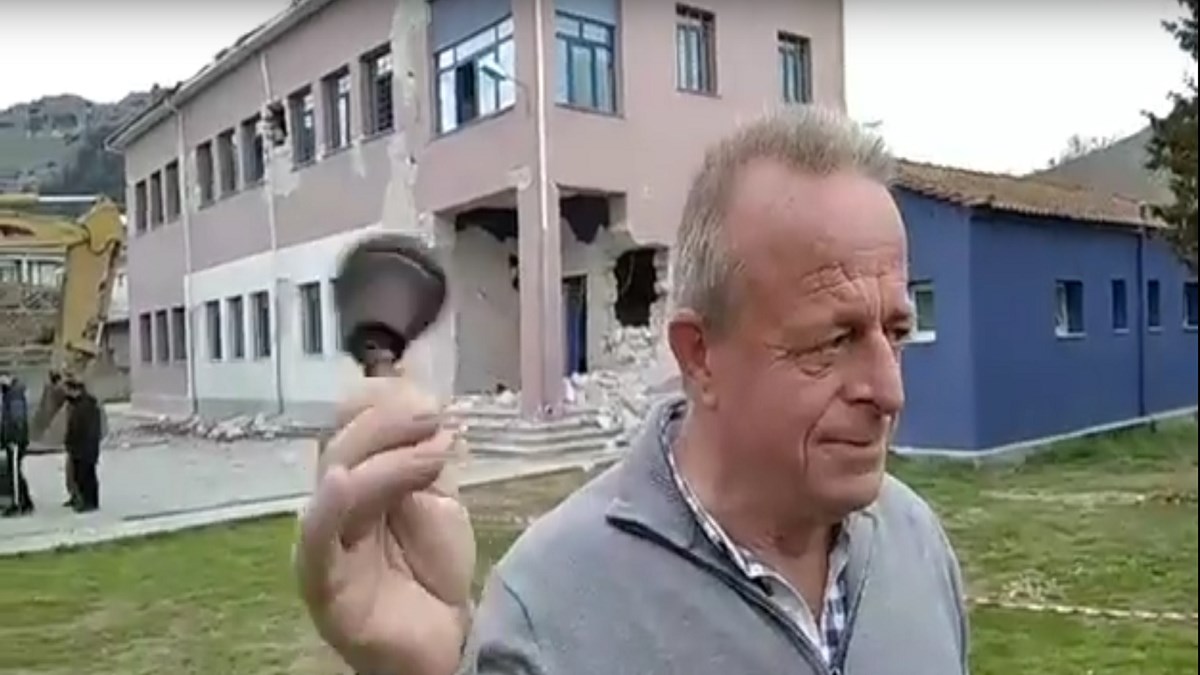 Σεισμός Ελασσόνα: Τελευταίο κουδούνι στο σχολείο στο Δαμάσι πριν το κατεδαφίσουν οι μπουλντόζες