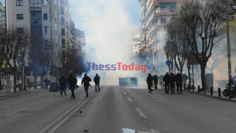 Θεσσαλονίκη: Επεισόδια μετά το τέλος της πορείας των φοιτητών – Μολότοφ και χημικά – ΦΩΤΟ – ΒΙΝΤΕΟ