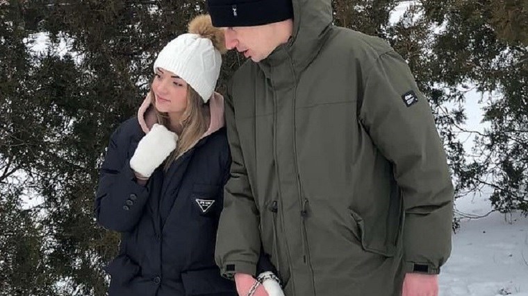 Το ερωτικό πείραμα που έγινε viral: Ζευγάρι δέθηκε με χειροπέδες για να… σώσει τη σχέση του