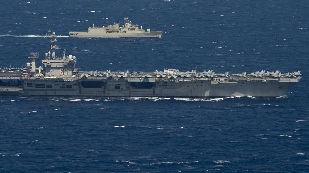 Η φρεγάτα ΨΑΡΑ μαζί με το αεροπλανοφόρο USS Eisenhower – ΦΩΤΟ