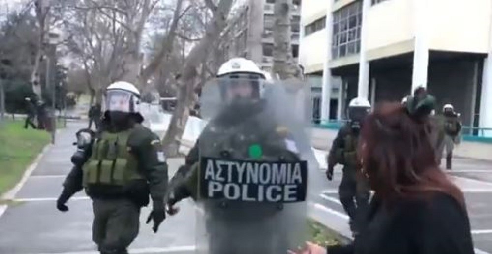 Φοιτήτρια ΑΠΘ σε αστυνομικό: “Τι θα κάνεις; Δείρε με” – Το ΒΙΝΤΕΟ που κάνει τον γύρο του διαδικτύου