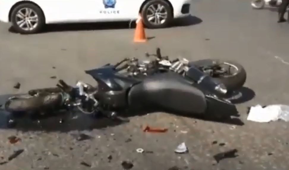 Σοβαρό τροχαίο έξω από τη Βουλή: Υπηρεσιακό όχημα συγκρούστηκε με μηχανή