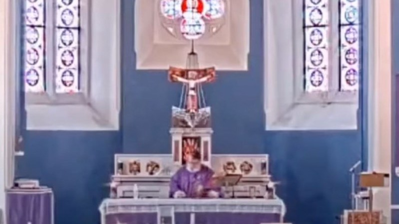 Viral: Το ξεκαρδιστικό λάθος Ιρλανδού ιερέα που έπαιξε ραπ τραγούδι μέσα σε ναό