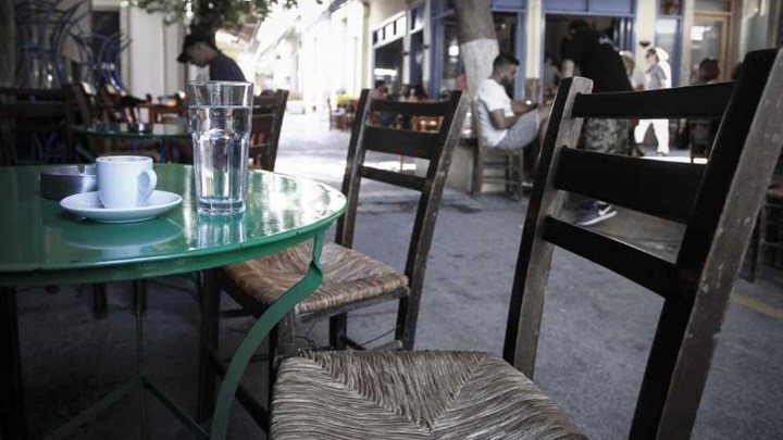 Κορονοϊός – Φθιώτιδα: “Άνοιξε” το καφενείο του χωριού και το πλήρωσε ακριβά