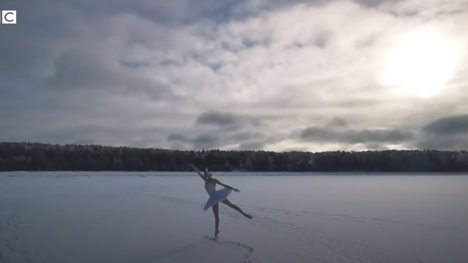 Ρωσίδα μπαλαρίνα χόρεψε τη Λίμνη των Κύκνων στον πάγο – Εκπληκτικό βίντεο