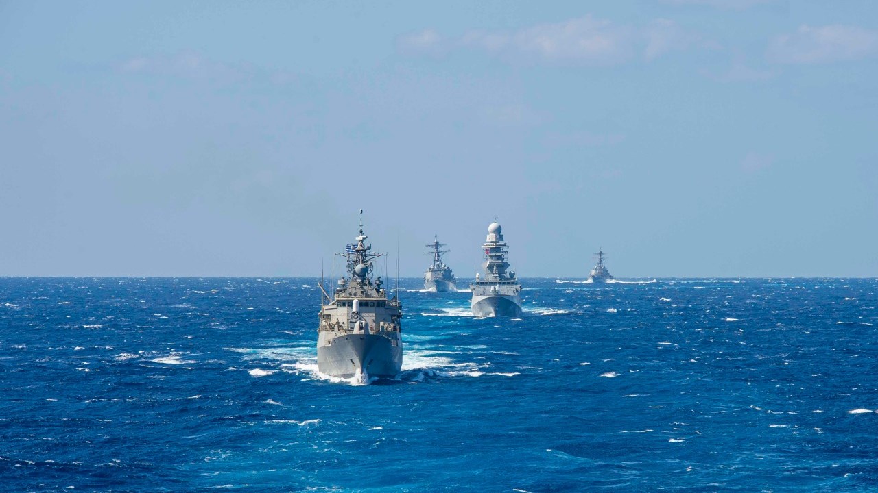 H φρεγάτα ΨΑΡΑ “σκιά” του αεροπλανοφόρου Αϊζενχάουερ – ΦΩΤΟ