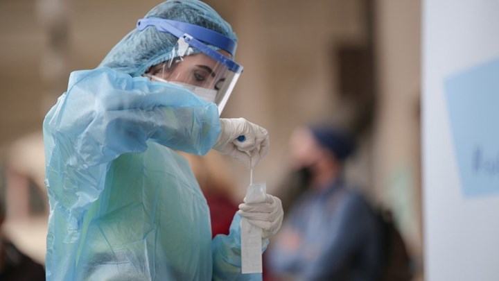 Κορονοϊός: “Ο ιός θα είναι μαζί μας για αρκετό καιρό” – Πρόβλεψη για επιδημική έκρηξη κάθε δεύτερο χρόνο