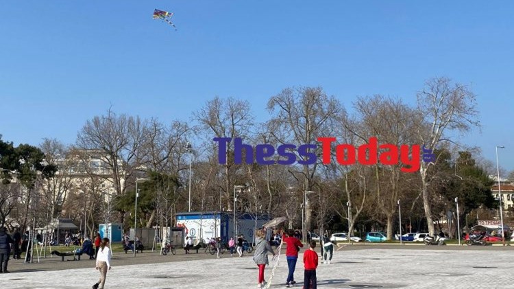Θεσσαλονίκη: Γέμισε μικρούς και μεγάλους η Νέα Παραλία – Πέταξαν τον χαρταετό μία ημέρα νωρίτερα