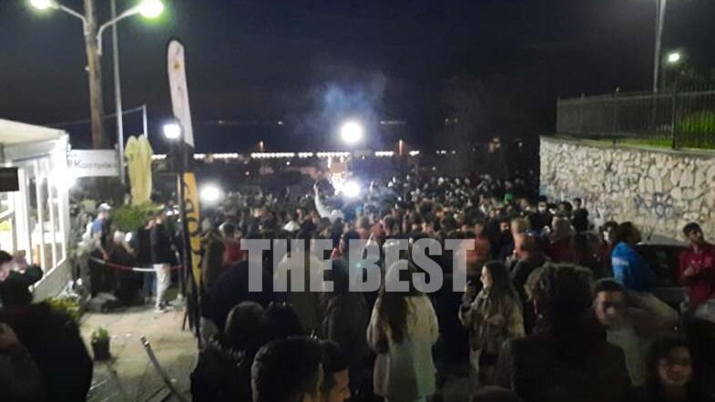 Πάτρα: “Ξεχύθηκαν” στους δρόμους – Με ποτά στο χέρι και καπνογόνα – ΦΩΤΟ – ΒΙΝΤΕΟ