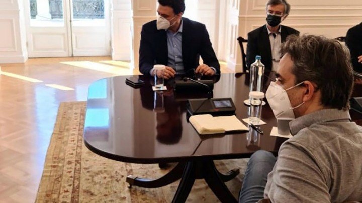 Κορονοϊός: Σύσκεψη στο Μαξίμου υπό τον Μητσοτάκη – Τι συζητήθηκε