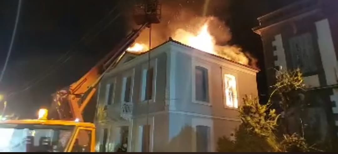 Φωτιά σε αρχοντικό στη Λέσβο – «Χτυπήθηκε» από κεραυνό – ΦΩΤΟ