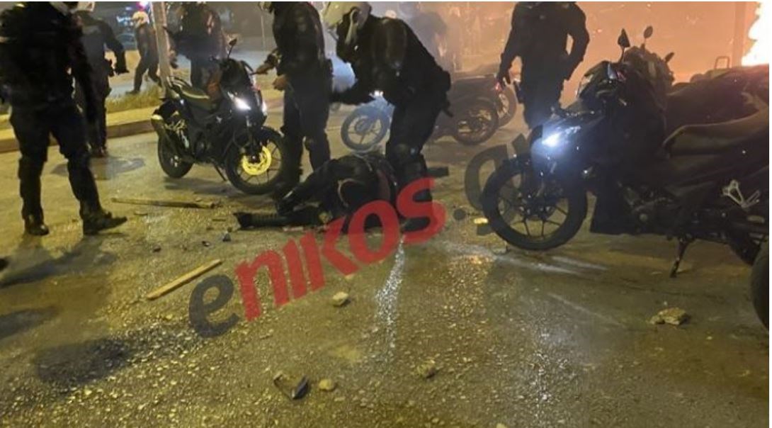 Νέα Σμύρνη: Αρνείται ότι συμμετείχε στον ξυλοδαρμό του αστυνομικού ο 22χρονος που προφυλακίστηκε