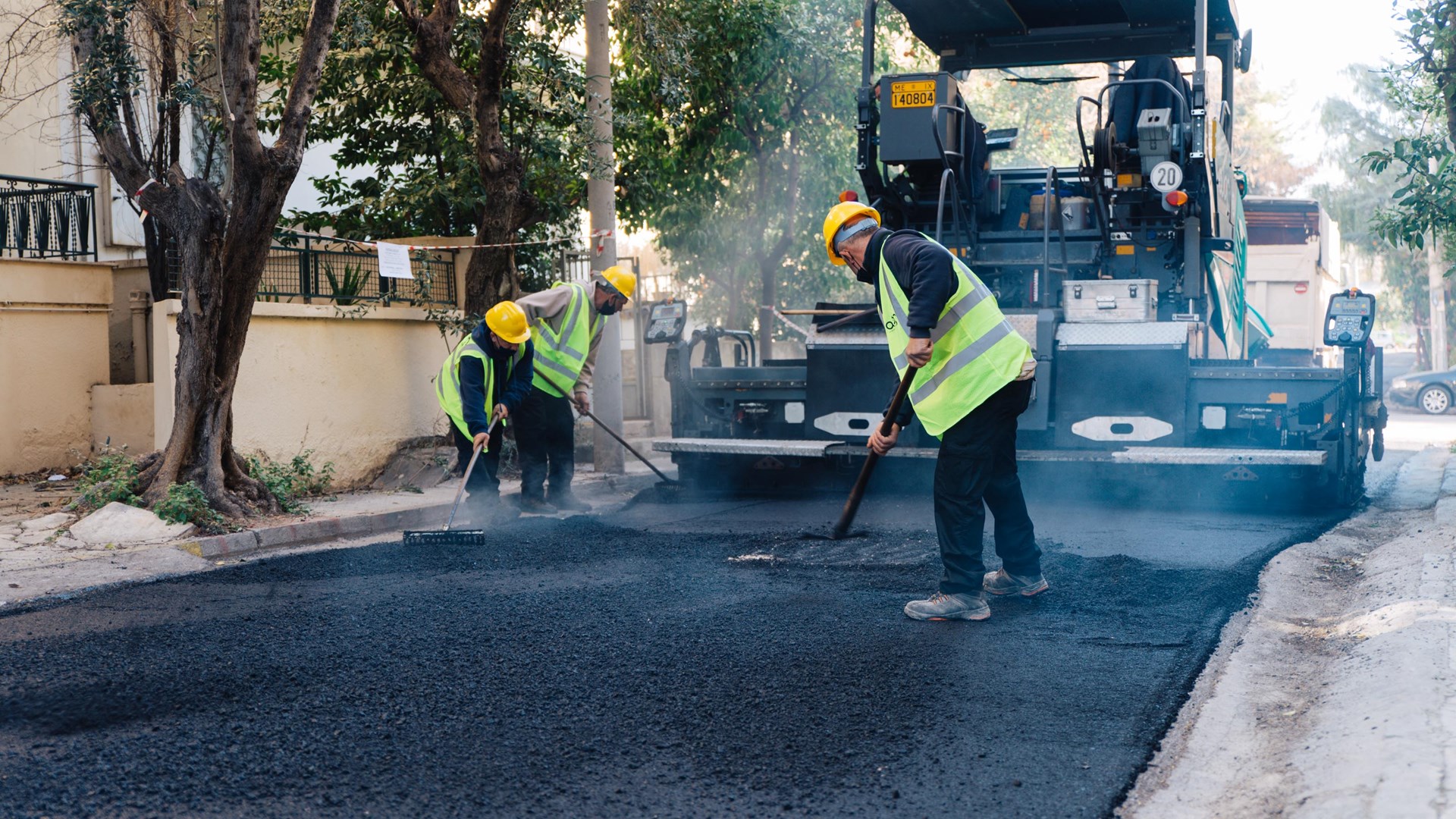 Αλλάζει η εικόνα των δρόμων της Αθήνας – Ασφαλτοστρώνεται το 50% του οδικού δικτύου – ΦΩΤΟ
