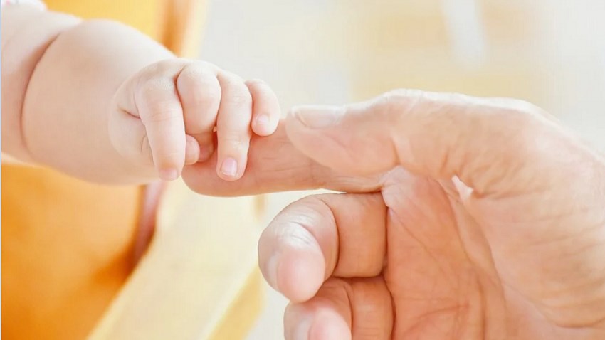 Προς άδεια πατρότητας 14 ημερών – Με ποιες προϋποθέσεις θα χορηγείται